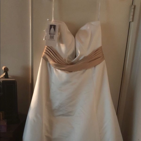 Wedding dress - Picture 1 of 4